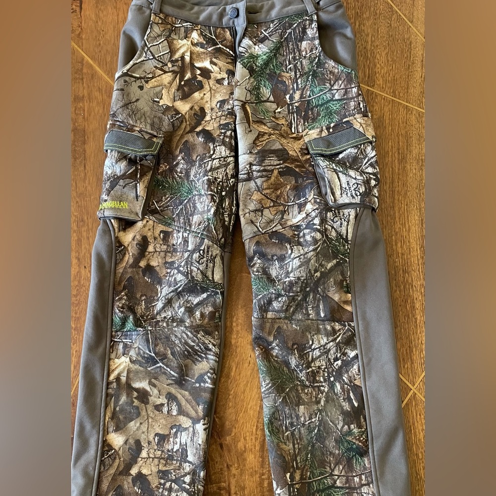 Insulated Magellan camo pants with pockets.